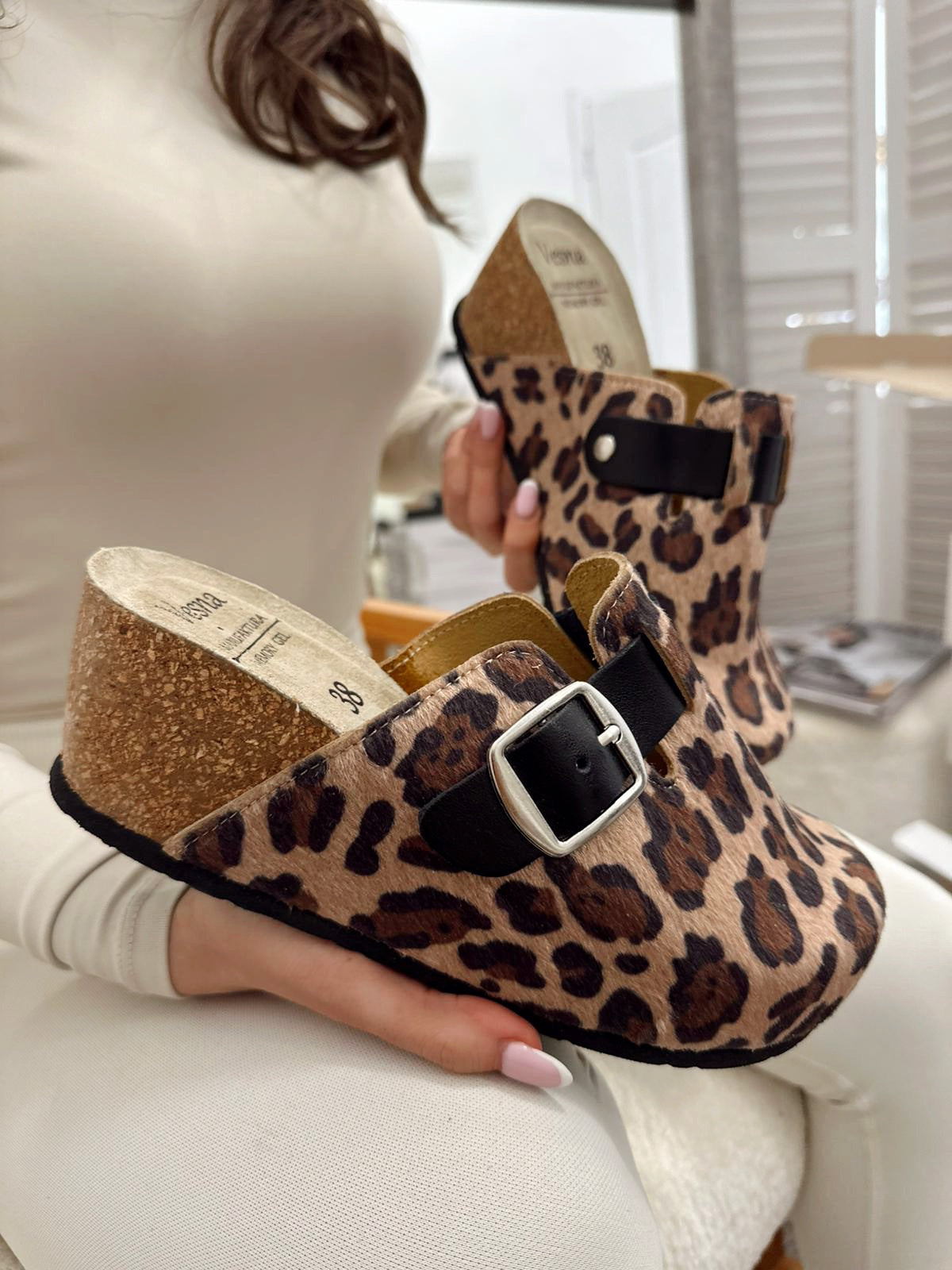 Kožne klompe G055 - VESNA - na platformu - LEOPARD